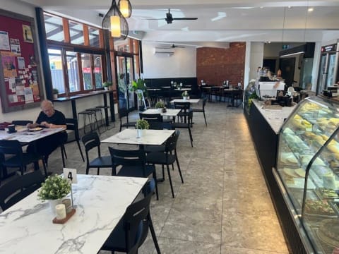 ONE OF THE BEST CAFES ON THE MARKET - DON'T MISS OUT!!