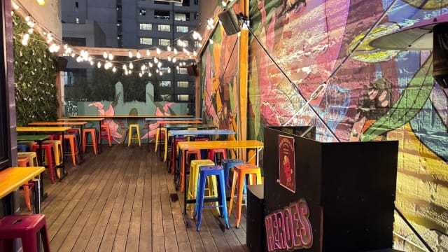 Heroes Bar