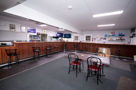 ONE OF THE CHEAPEST PUBS IN VICTORIA - 121HF