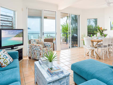 BRISBANE BAYSIDE MODERN RESIDENCE AND GUEST HOUSE - 2881MF