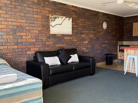 Toowoomba Leasehold Motel Opportunity - 2006ML