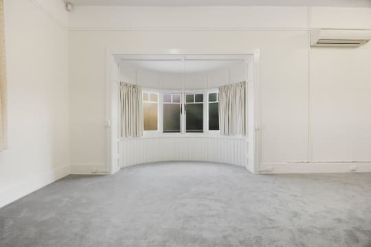 Prime Location Residence with Income or 3 BnB lets (stca) or Health Professional Rooms