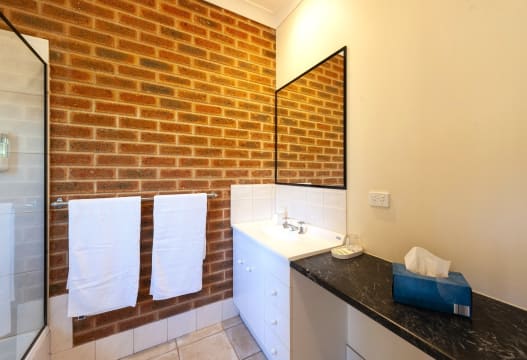 FREEHOLD FOR SALE BY EXPRESSIONS OF INTEREST - Motel Views Yackandandah VIC - 1P0373