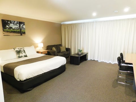 COUNTRY LIVING , CITY CLASS, FAR FROM THE RAT RACE, YOU’LL LOVE IT! - 2814ML