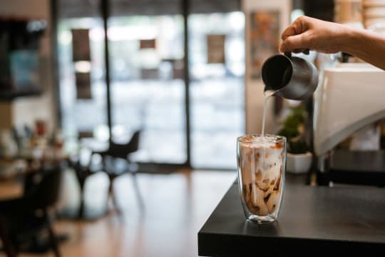 Long-Established Café in Prime Croydon Location – Massive Indoor & Outdoor Capacity [2609281]