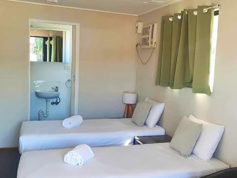 QUEENSLAND COASTAL CARAVAN PARK - 1066CPF