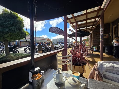 CAFE & ACCOMMODATION - NORTHERN TABLELANDS