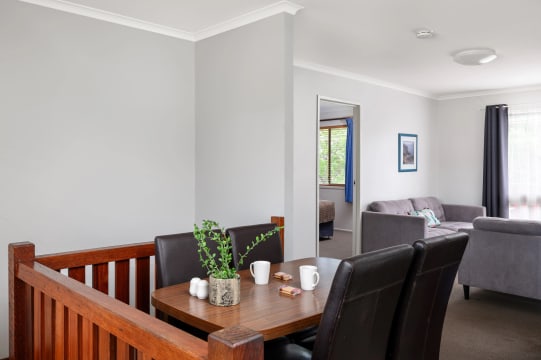 CONSISTENTLY PROFITABLE, EASY TO RUN LEASEHOLD MOTEL - 1994ML