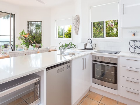 BRISBANE BAYSIDE MODERN RESIDENCE AND GUEST HOUSE - 2881MF