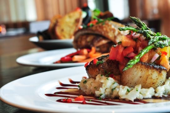 Thriving Restaurant & Bar – $16K Weekly Sales | Low Rent | High-Exposure Location [2407261]