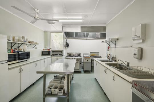 FREEHOLD - Devenish Railway Hotel VIC - 1P0552