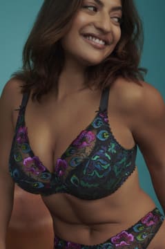 Dive into the glam world of fashion & lingerie? It's all yours for the taking!