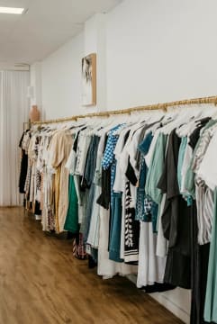 CLOTHING BOUTIQUE FOR SALE - GREAT LOCATION