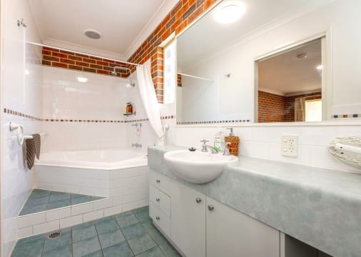 UNDER CONTRACT - Poachers Paradise Motel, Rutherglen VIC - 1P0523