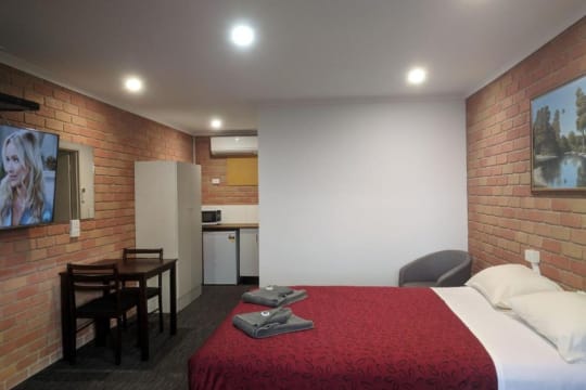 High-Exposure Regional Motel on Prime Western Highway Site