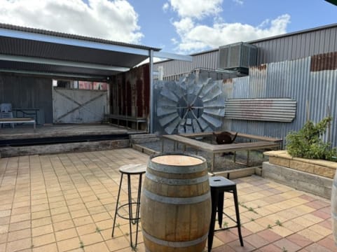 Flinders Rest Hotel - Main Highway 1 location - Freehold & Business