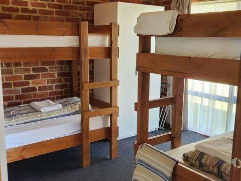 HOLIDAY COTTAGES, COASTAL, MOTEL