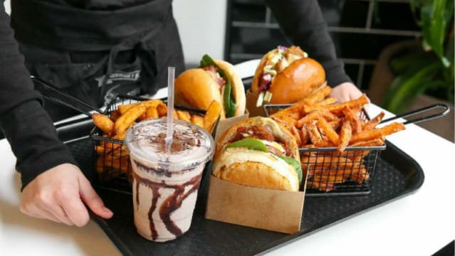New York Minute Gourmet Burgers Franchise – Brunswick