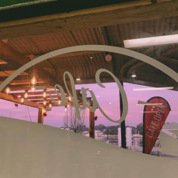 UP MARKET TAKEAWAY IN PRIME WATERFRONT LOCAL