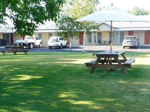 COUNTRY LIVING , CITY CLASS, FAR FROM THE RAT RACE, YOU’LL LOVE IT! - 2814ML