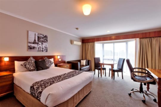 **Under Contract** Rare Opportunity 21-Key Leasehold going concern motel