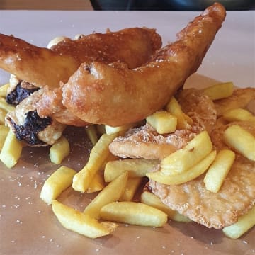 UP MARKET TAKEAWAY IN PRIME WATERFRONT LOCAL