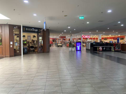 Barber Shop 5 Chairs WIWO operating under management