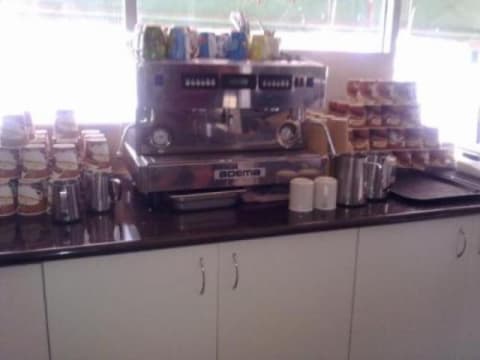 EXCELLENT COUNTRY CAFE LOUNGE / TAKEAWAY - SELLING FREEHOLD WITH 4BR RESIDENCE!