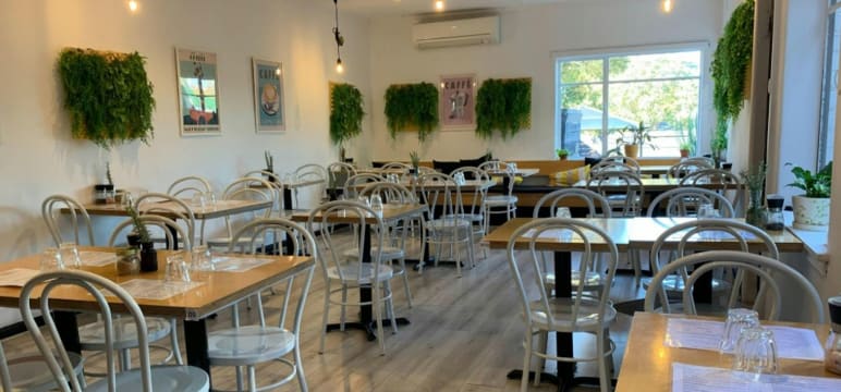 DAY TRADE CAFE
in affluent location with CHEAP RENT