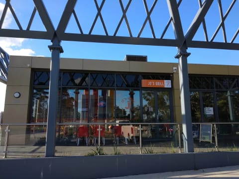 CAFE RESTAURANT - LICENSED & FULLY FITTED.  SEATING 50.  RENT $800PW.   BARGAIN $90,000 NEG