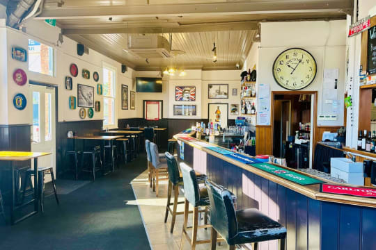 UNDER OFFER - Queen's Head Hotel