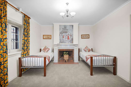 Prime Location Residence with Income or 3 BnB lets (stca) or Health Professional Rooms