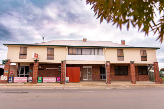 ONE OF THE CHEAPEST PUBS IN VICTORIA - 121HF