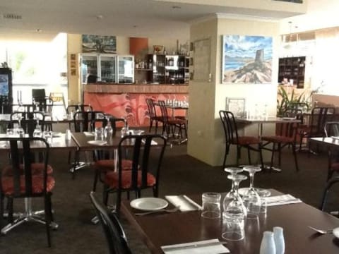 CARLA LUNA - ITALIAN RESTAURANT WITH FREEHOLD ACROSS FROM BEACH!