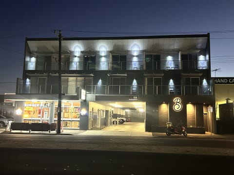 PRESTIGE LOCATION AND ACCOMODATION IN THRIVING VICTORIA’S SECOND LARGEST CITY - 2876MF