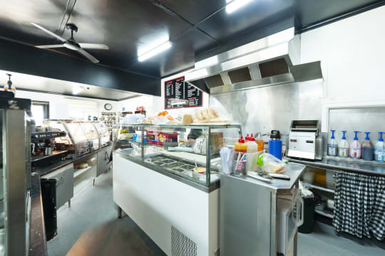 CAFE BUSINESS & HOUSE FOR SALE - Painters Cafe, Corowa NSW - 1P0542