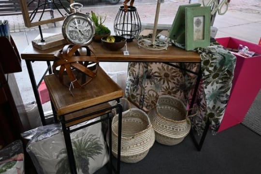 Benalla Cards, Gifts, News etc (DWIWN2117)