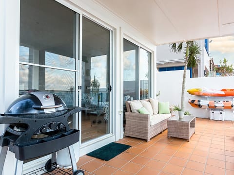 BRISBANE BAYSIDE MODERN RESIDENCE AND GUEST HOUSE - 2881MF