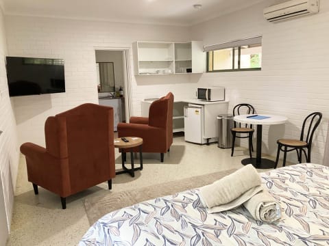 A BOUTIQUE COASTAL SANCTUARY WITH INCOME POTENTIAL - 2523MF