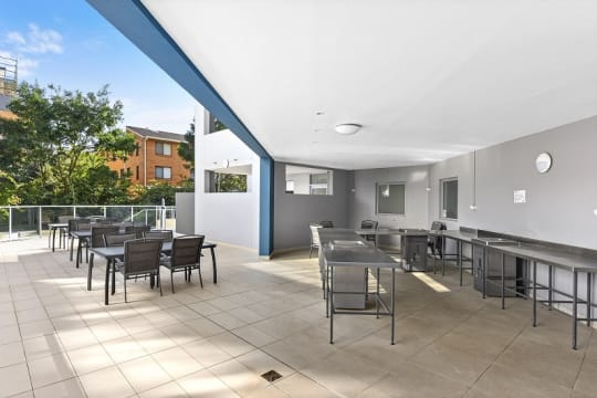 Executive Living with Significant Income - ID 7846