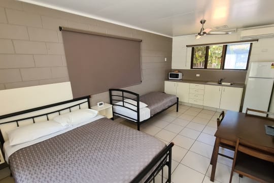 Coastal Caravan Park - island views and  just a short stroll to the town centre and beachfront