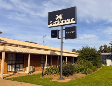 LEASEHOLD - Settlement Motor Inn, Deniliquin NSW - 1P0624