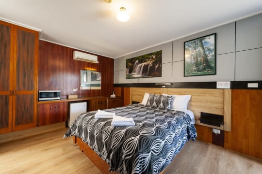 FREEHOLD FOR SALE BY EXPRESSIONS OF INTEREST - Golden Leaf Motel, Myrtleford VIC - 1P0584