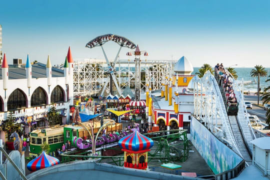 FULLY LICENSED BAR & RESTAURANT | WALKING DISTANCE TO LUNA PARK | NEXT TO MAJOR THEATRE