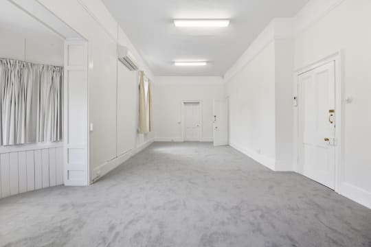 Prime Location Residence with Income or 3 BnB lets (stca) or Health Professional Rooms