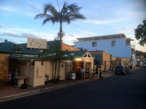 THE EATERY ON JONSON –  CAFÉ / BAR / BISTRO