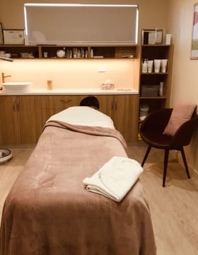 QUALITY, PEACEFUL, ELEGANT, & WELL ESTABLISHED SALON