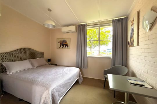 FREEHOLD GOING CONCERN - Lake Bolac Motel - 1P0565