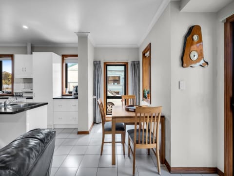 Road House General Store LPO Freehold 3BR Home Block size 2668m2, T/O FY25 $1.5mill+