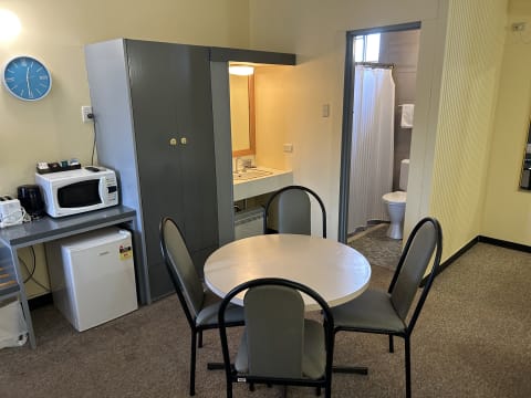 STRONG TRADER, SOLID PROFITS, NEWELL AND STURT HIGHWAYS - 985MF